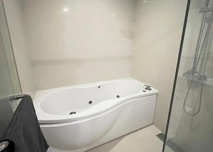 Thong Lor Luxury With Swimming Pool, Fast Wifi Apartment